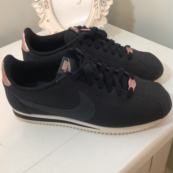 Women\u0027s Leather Nike Cortez. EUC